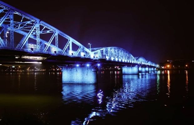 Huong River at night